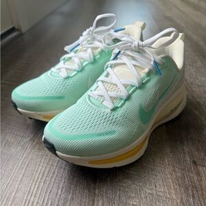 Women's Nike Vomero 18 Seafoam Green Running Shows